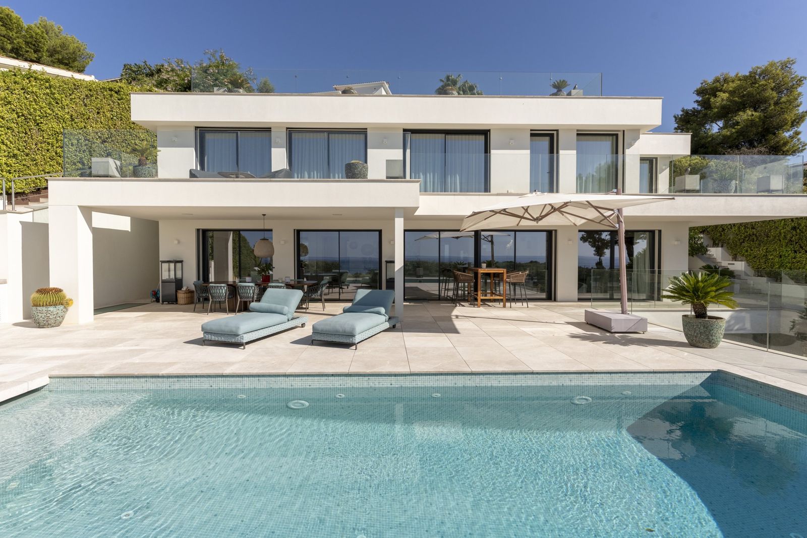 The villa, its pool and the garden facade