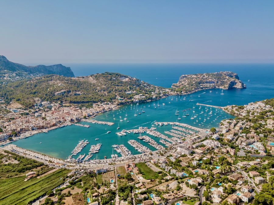 Port d’Andratx und sein Jachthafen aus der Luft