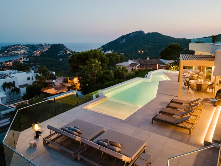 Die Poolterrasse von Casa Sunshine am Abend