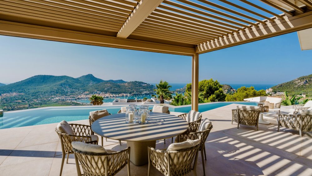Die Essterrasse unter der Pergola über dem Pool von Casa Sunshine