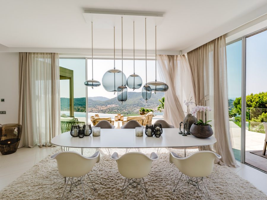 Das Esszimmer von Casa Sunshine, offen zur Terrasse