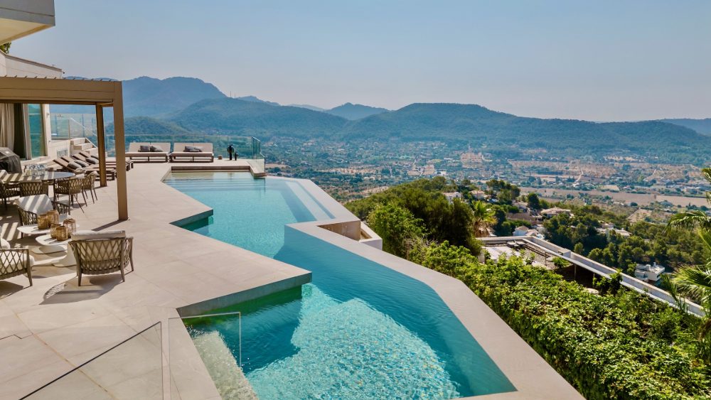 Der Infinity-Pool von Casa Sunshine mit Blick ins Tal