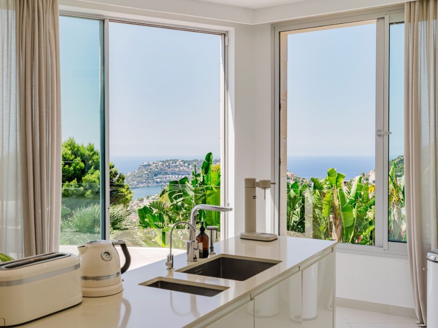 Die Küche von Casa Sunshine mit dem Meer im Fenster