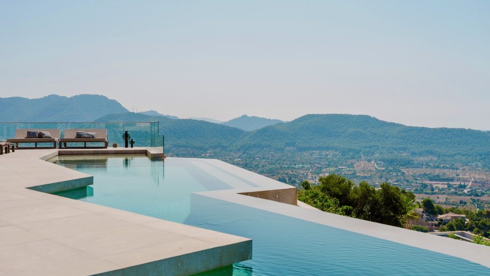 Der Rand des Infinity-Pools von Casa Sunshine über Port d’Andratx