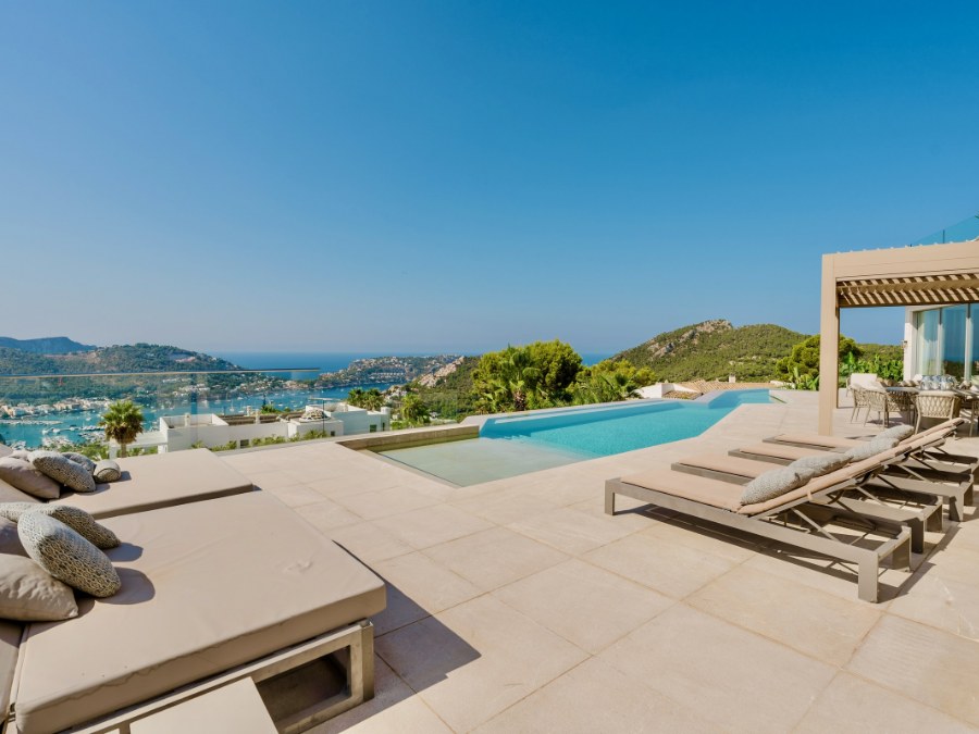 Liegen entlang der Poolterrasse von Casa Sunshine